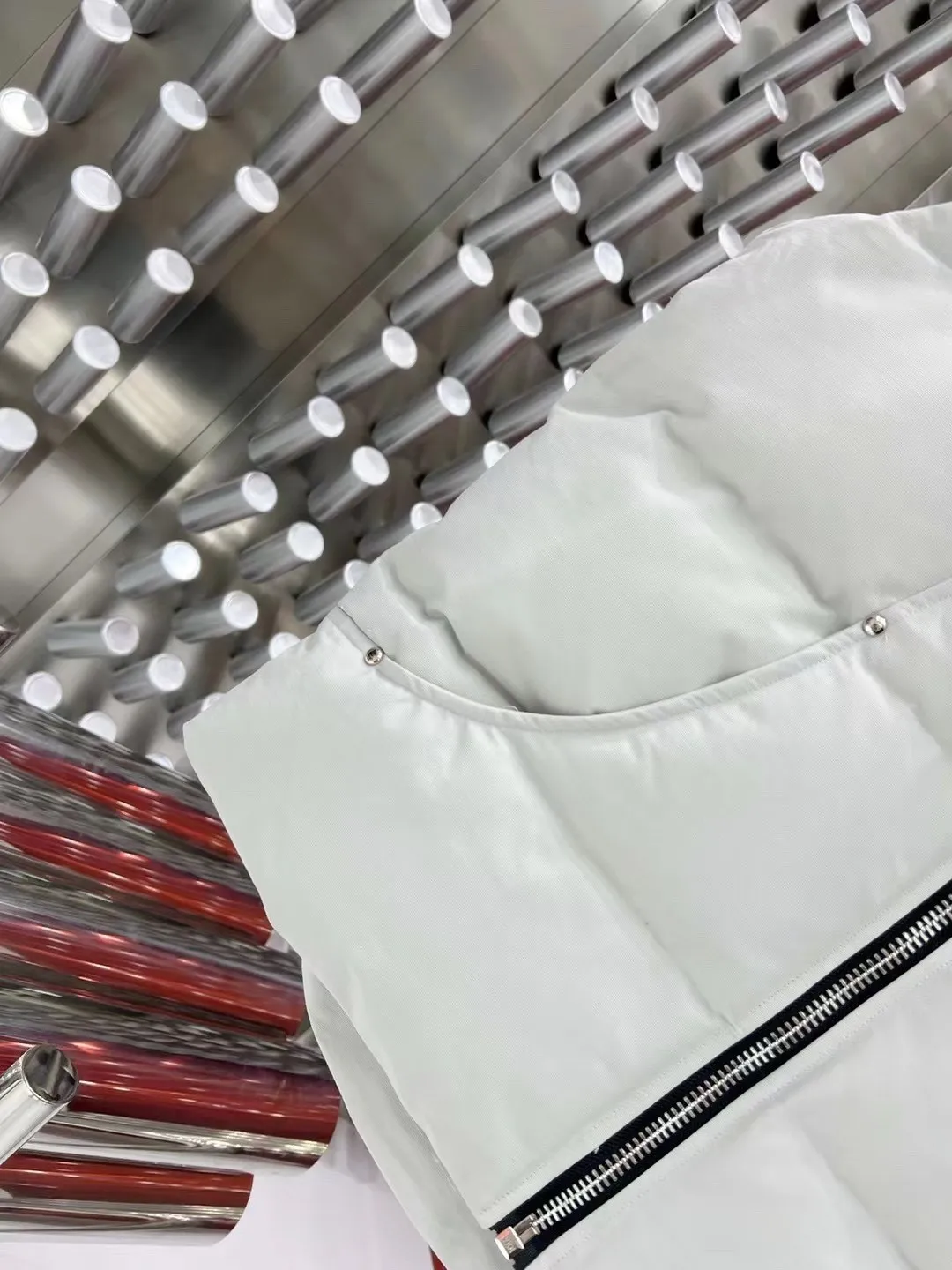 P590 Canadian vest Moose Knules has always been recognized as the warmest down jacket. It is often worn by various Instagram celebrities, Internet celebrities, and celebrities for street photography. But I still can't get rid of my love for you. No matter how cold the days are, there is no need to be afraid, because there is! Filled with 90% white duck down, it is the legendary warmest down jacket and is known as a must-have for Arctic outdoor sports! The most popular down jacket in the world, celebrities are rushing to buy it, it is a must-have! Unisex sizes: S - XXL